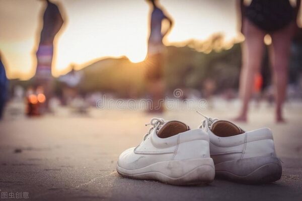 白鞋发黄怎么变白妙招(小白鞋的鞋边发黄了怎么处理)-1