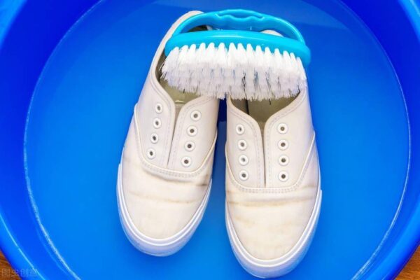 白鞋发黄怎么变白妙招(小白鞋的鞋边发黄了怎么处理)-1