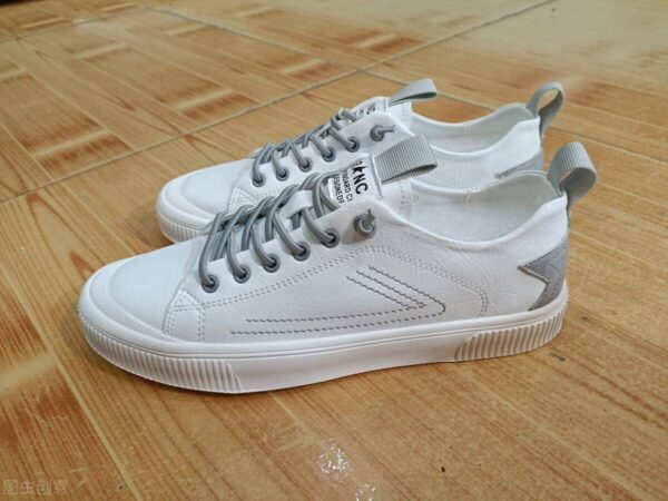 白鞋发黄怎么变白妙招(小白鞋的鞋边发黄了怎么处理)-1