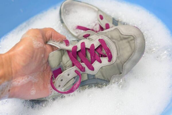 白鞋发黄怎么变白妙招(小白鞋的鞋边发黄了怎么处理)-1