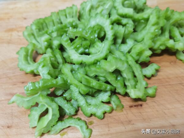 苦瓜怎么做好吃又不苦还有营养(苦瓜不苦的做法窍门)-1