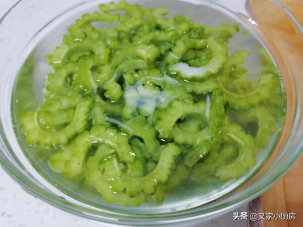 苦瓜怎么做好吃又不苦还有营养(苦瓜不苦的做法窍门)-1