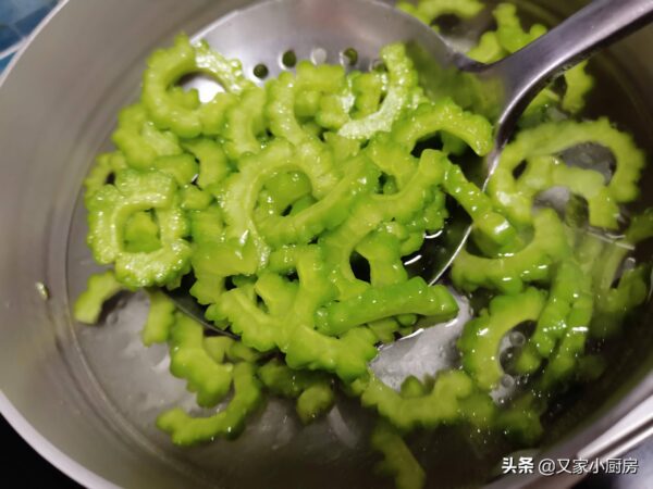 苦瓜怎么做好吃又不苦还有营养(苦瓜不苦的做法窍门)-1