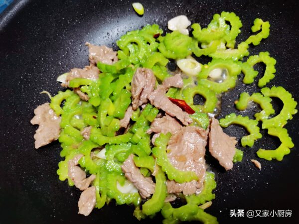 苦瓜怎么做好吃又不苦还有营养(苦瓜不苦的做法窍门)-1